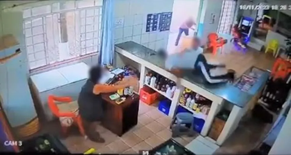 Câmera de segurança flagra briga e agressão em bar de Timburi; vídeo