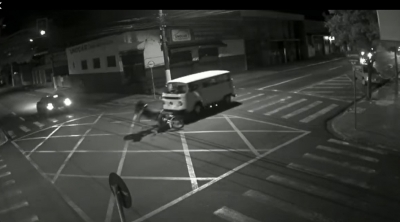 Motociclista é atropelado por Kombi em cruzamento em Ourinhos; vídeo   