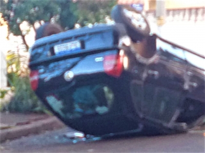 Carro capota e fica virado na rua em Ourinhos 