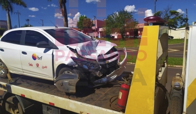 Carro é prensado por caminhões na rodovia Raposo Tavares em Ourinhos