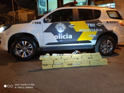 Dois são presos com mais de 35 quilos de maconha e revólver, em carro que passava pela rodovia Orlando Quagliato em Ourinhos 