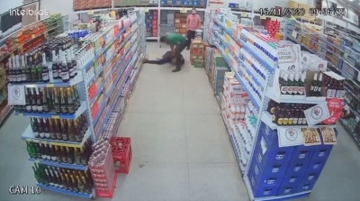  Funcionário é agredido por colega de trabalho em supermercado na região; veja o vídeo