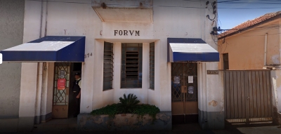 Fórum de Ipaussu sofre danos em ataque com pedras na noite desta sexta-feira, 25