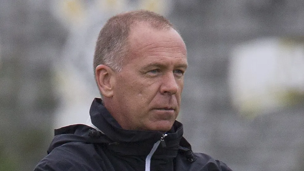 Mano Menezes retorna ao Corinthians como novo técnico em meio a disputa política