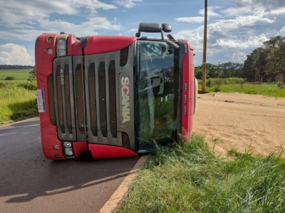 Caminhão carregado com soja tomba na Raposo Tavares em Ipaussu