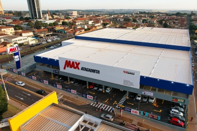 Mulher procura por condutor de carro que bateu no seu veículo estacionado nas proximidades de supermercado em Ourinhos 