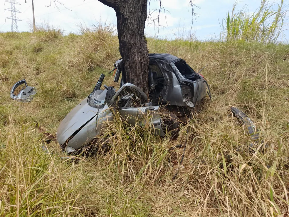 Homem de 42 anos morre em acidente de carro na Raposo Tavares 