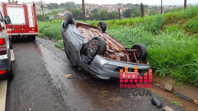 Carro capota na Rodovia Raposo Tavares, em Ourinhos