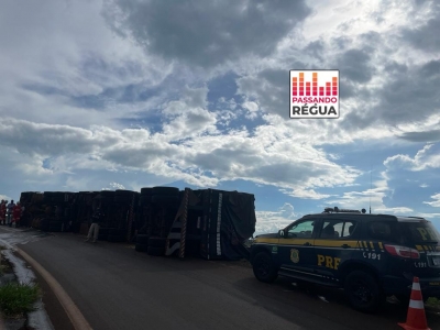 Caminhão carregado com milho tomba na BR-153 em Ourinhos 