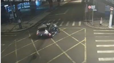 Divulgadas imagens de grave acidente entre carro e motocicleta na Expedicionário em Ourinhos