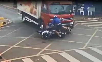Motociclista é arremessado após colidir com caminhão no centro de Santa Cruz do Rio Pardo; vídeo