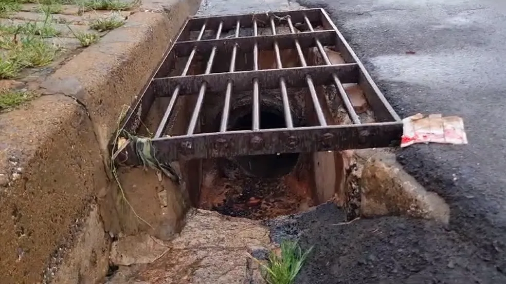 Criança sofre parada cardiorrespiratória após ser arrastada por enxurrada e cair em bueiro na região