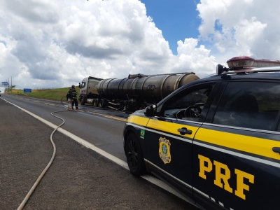 Depois de mais de 12 horas de interdição, BR-153 entre Marília e Ocauçu é liberada; carreta pegou fogo na manhã desta quarta-feira, 2