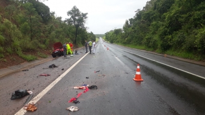  Duas pessoas ficam feridas após carro capotar em rodovia na região