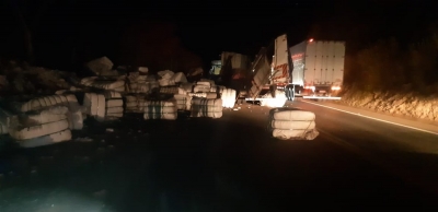 Caminhão carregado com algodão bate contra barranco e deixa 3 pessoas feridas na BR-153, no norte do Paraná