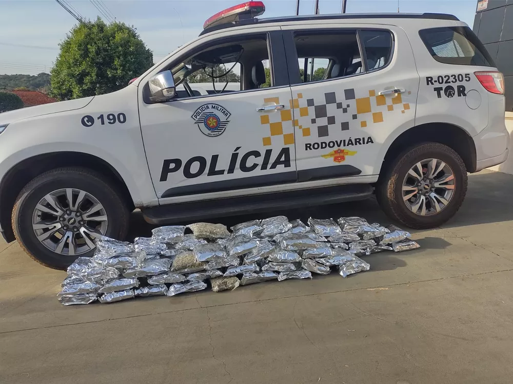 Pasta base de cocaína e skank são apreendidos com bolivianos em rodovia na região 
