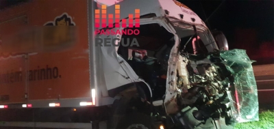 Colisão entre caminhões deixa um ferido em rodovia de Santa Cruz do Rio Pardo