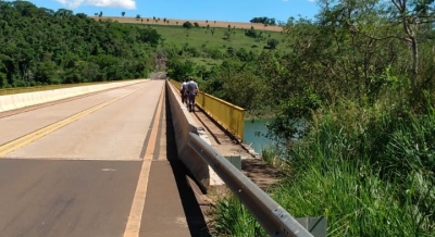 Veículo que caiu de ponte no rio Paranapanema é uma caminhonete; um homem estaria desaparecido 