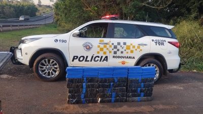 Casal é preso com 355 tijolos de maconha em Santa Cruz do Rio Pardo; homem tentou fugir e deixou mulher no carro 