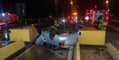 Motorista morre ao bater em praça de pedágio e capotar veículo na SP-270