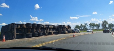 Caminhão carregado com óleo de cozinha tomba na SP-270
