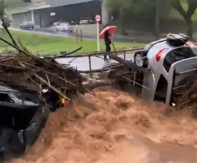 Temporal deixa ruas alagadas e arrasta carros na região; vídeo 