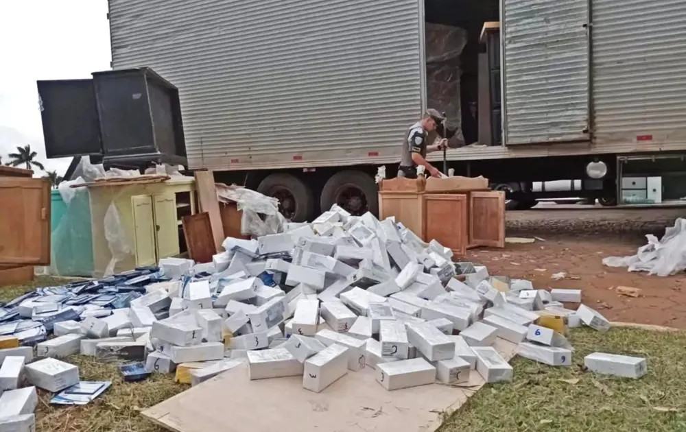 Homem é detido ao transportar mais de mil celulares e placas de computador sem nota fiscal na região