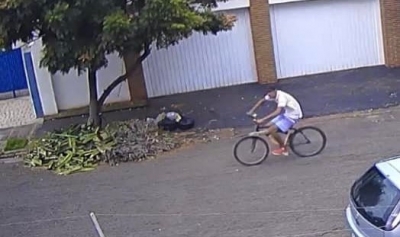 Vítima divulga vídeo que mostra homem furtando refletor em plena luz do dia em Ourinhos