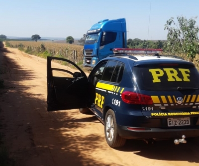 Caminhão roubado é encontrado abandonado às margens da BR-153 em Campos Novos Paulista 