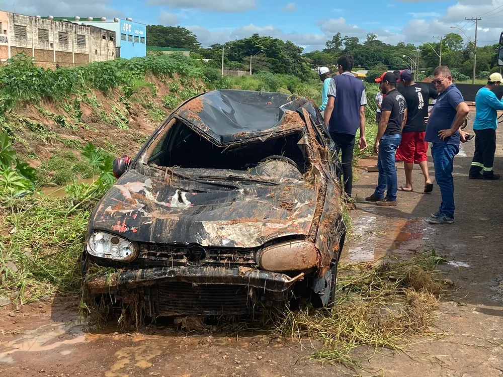 Enxurrada arrasta carro para córrego Campestre em Lins