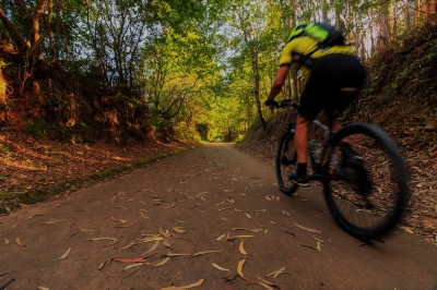 Mulher é atacada e roubada enquanto andava de bicicleta em área rural na região 