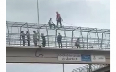 Homem é resgatado ao ameaçar se jogar de passarela em rodovia na região; vídeo