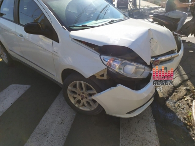  Carro bate em poste de semáforo no centro de Ourinhos 