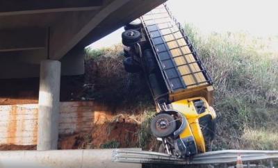 Caminhão bate em defensa metálica e cai de viaduto em rodovia na região