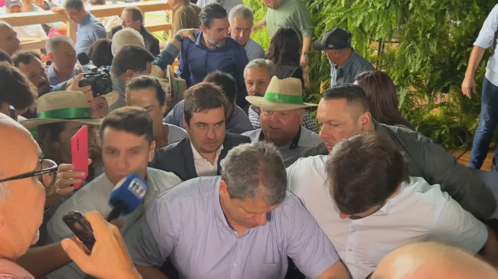 Piso cede durante entrevista do governador Tarcísio de Freitas em feira agropecuária na região; vídeo