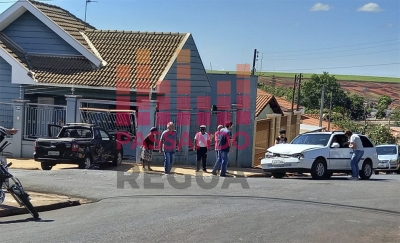 Carro invade e destrói portão de casa após colisão em cruzamento de Ourinhos; confira o vídeo 