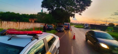 Veículos colidem ao realizarem o retorno em rodovia em Ourinhos 