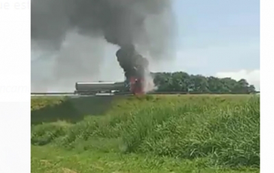 Caminhão pega fogo na BR-153 em Ourinhos 
