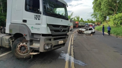 Uma pessoa morre em colisão entre carro e caminhão na BR-153 