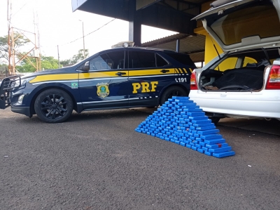 PRF e DISE de Ourinhos prendem mulher com 87 quilos de maconha em carro