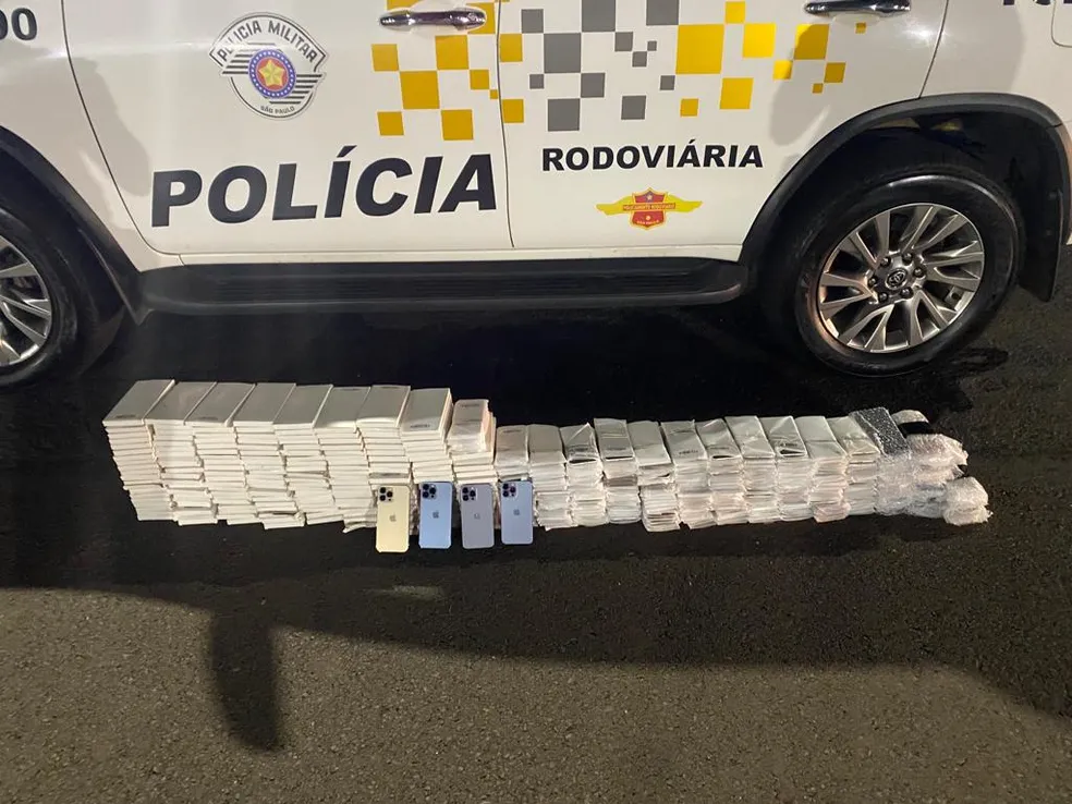 Homem tenta subornar policiais após ser preso com centenas de smartphones e R$ 17,4 mil em Ourinhos