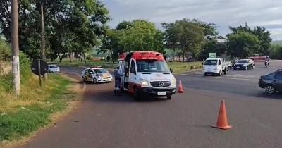 Acidente entre carro e moto é registrado no trevo da Vila Brasil em Ourinhos 