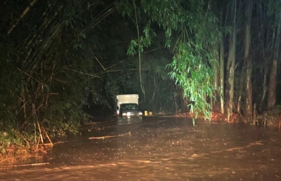 Família fica ilhada após caminhonete parar de funcionar em ponte alagada na região 