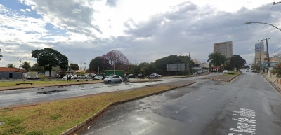 Homem tem celular furtado por bandidos de bicicleta, na área central de Ourinhos 