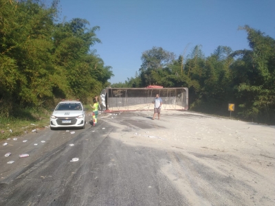 Acidente com carretas interdita BR-153 no norte do Paraná