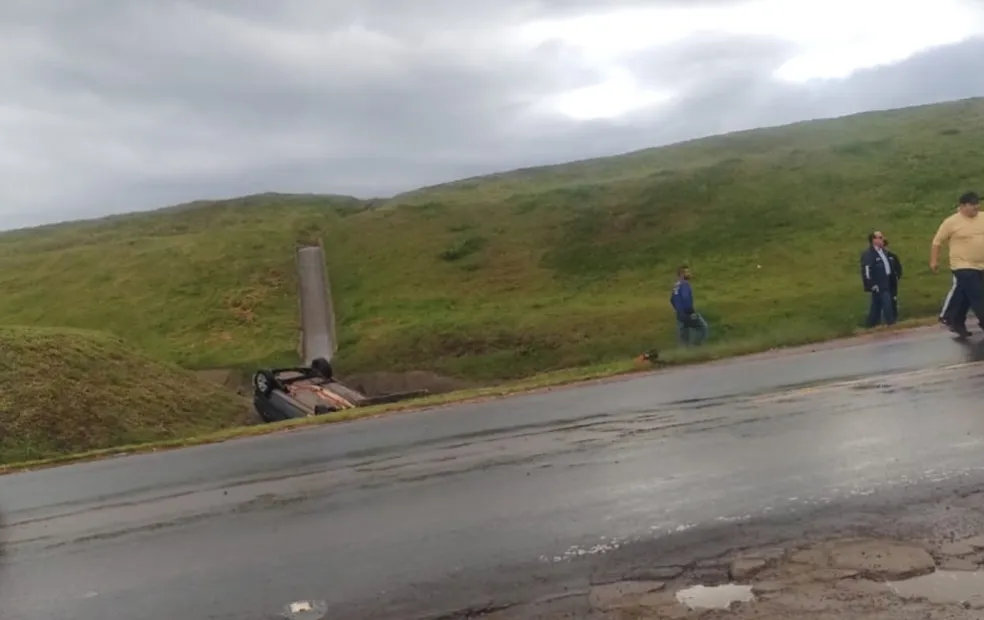 Motorista cai em canaleta de água às margens de rodovia e é detido por embriaguez ao volante na região 