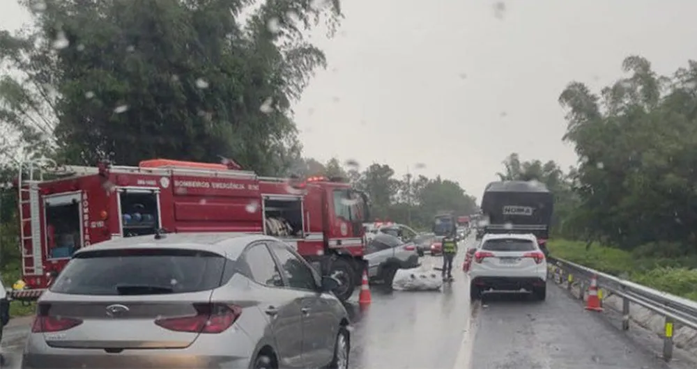 Acidente envolvendo três veículos deixa três pessoas feridas na região 