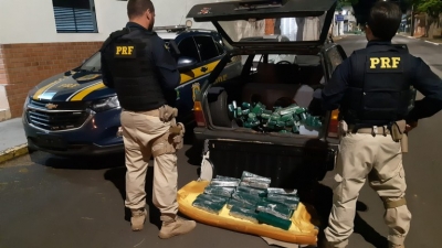 PRF apreende 97 quilos de maconha na divisa entre os estados de SP e PR