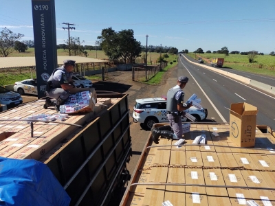 Caminhões com cigarros contrabandeados são apreendidos em Ourinhos