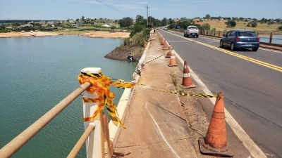 Bombeiros resgatam 3 corpos após queda de veículos de ponte no Rio Paranapanema; buscas continuam